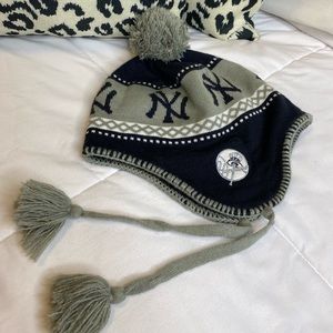 NY Yankees beanie with pompom